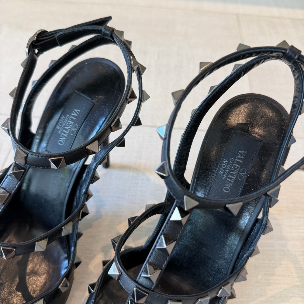 Valentino Rockstud Heels Black on Black - Picture 2 of 5